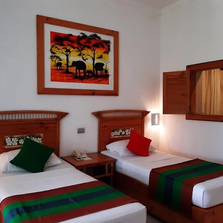The Oasis Beach Resort هامبانتوتا المظهر الخارجي الصورة