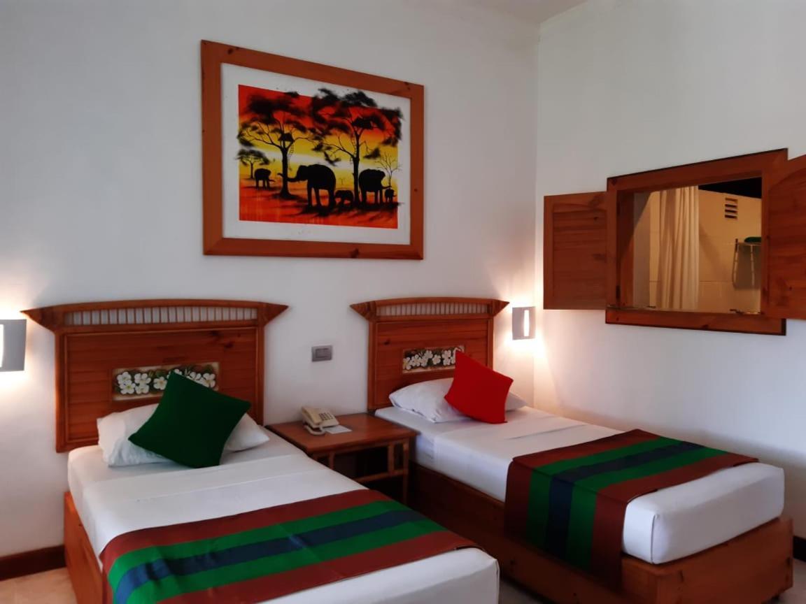The Oasis Beach Resort هامبانتوتا المظهر الخارجي الصورة
