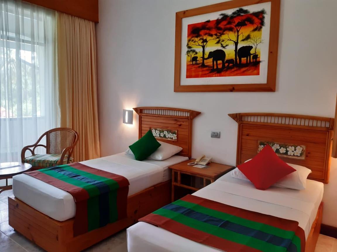 The Oasis Beach Resort هامبانتوتا المظهر الخارجي الصورة