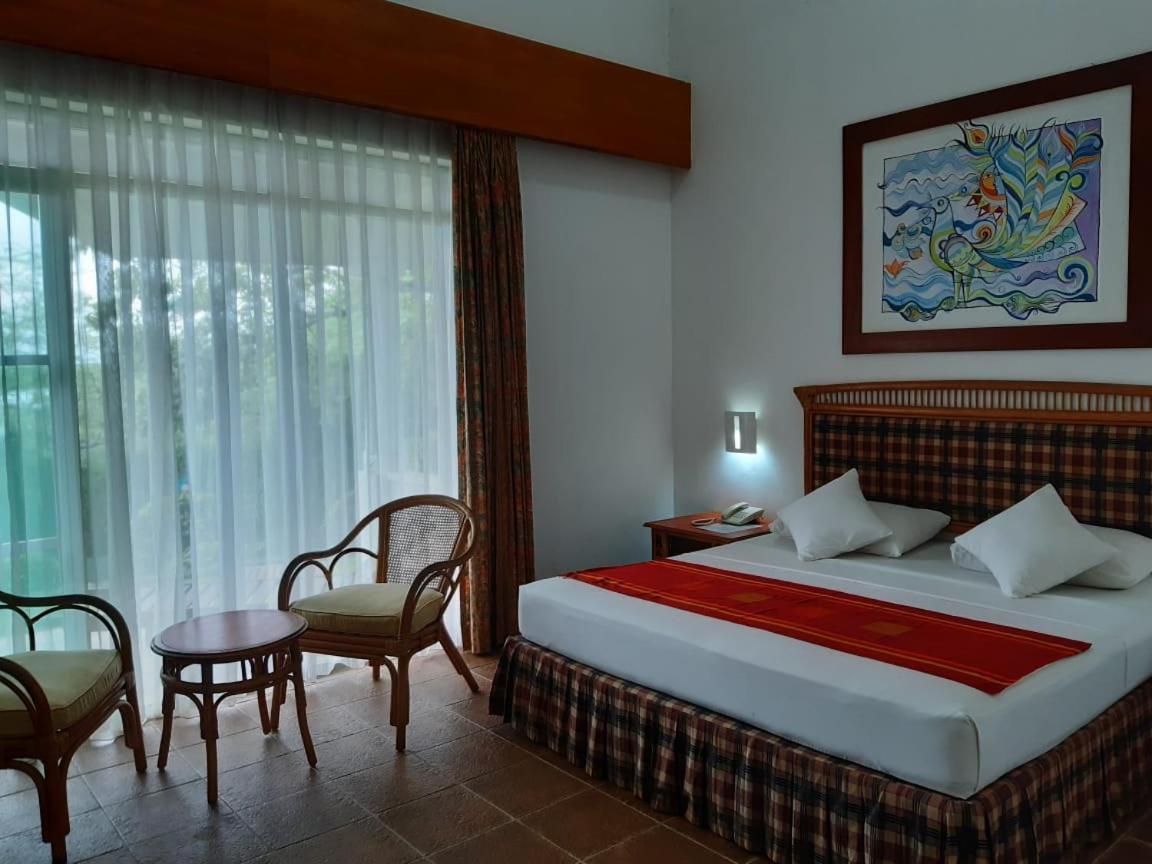 The Oasis Beach Resort هامبانتوتا المظهر الخارجي الصورة